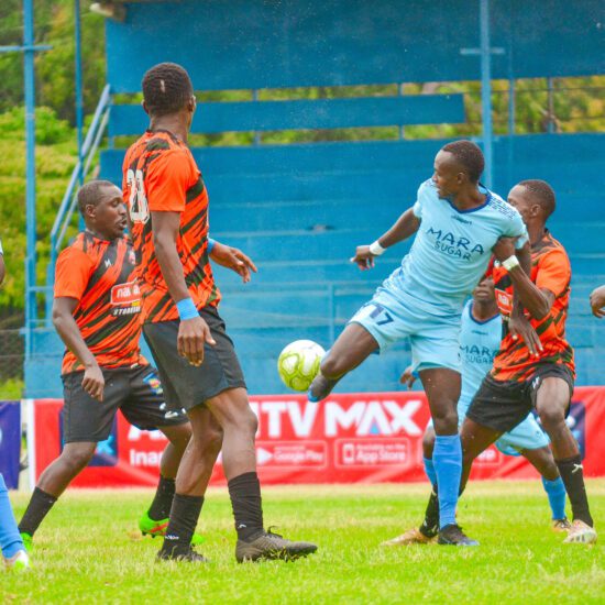 Philemon Nyakwaka of MaraSugar is sandwiched by Naivas FC defenders